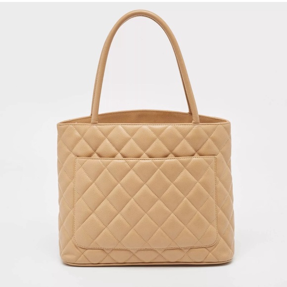 CHANEL Beige Quilted Tote Bag - Picture 5 of 9